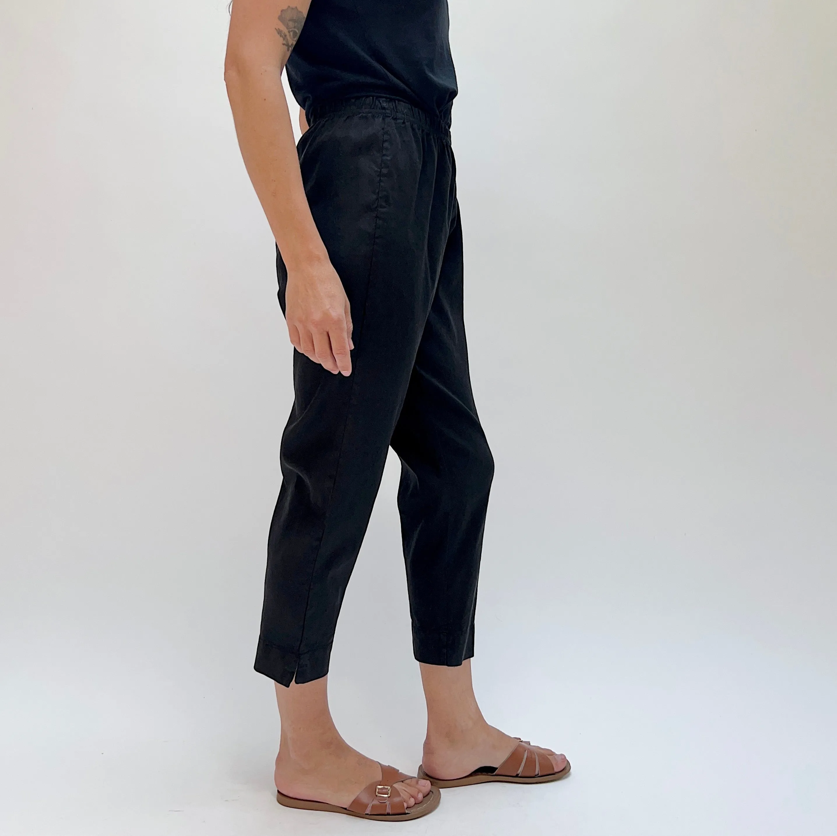 Cut Loose | Linen/Tencel Taper Crop Pant in Black