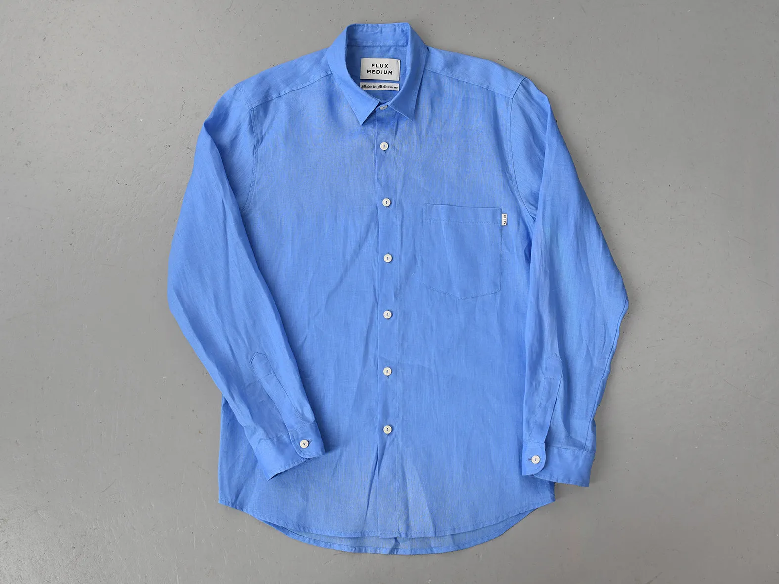 SKY BLUE. RELAXED LINEN SHIRT.