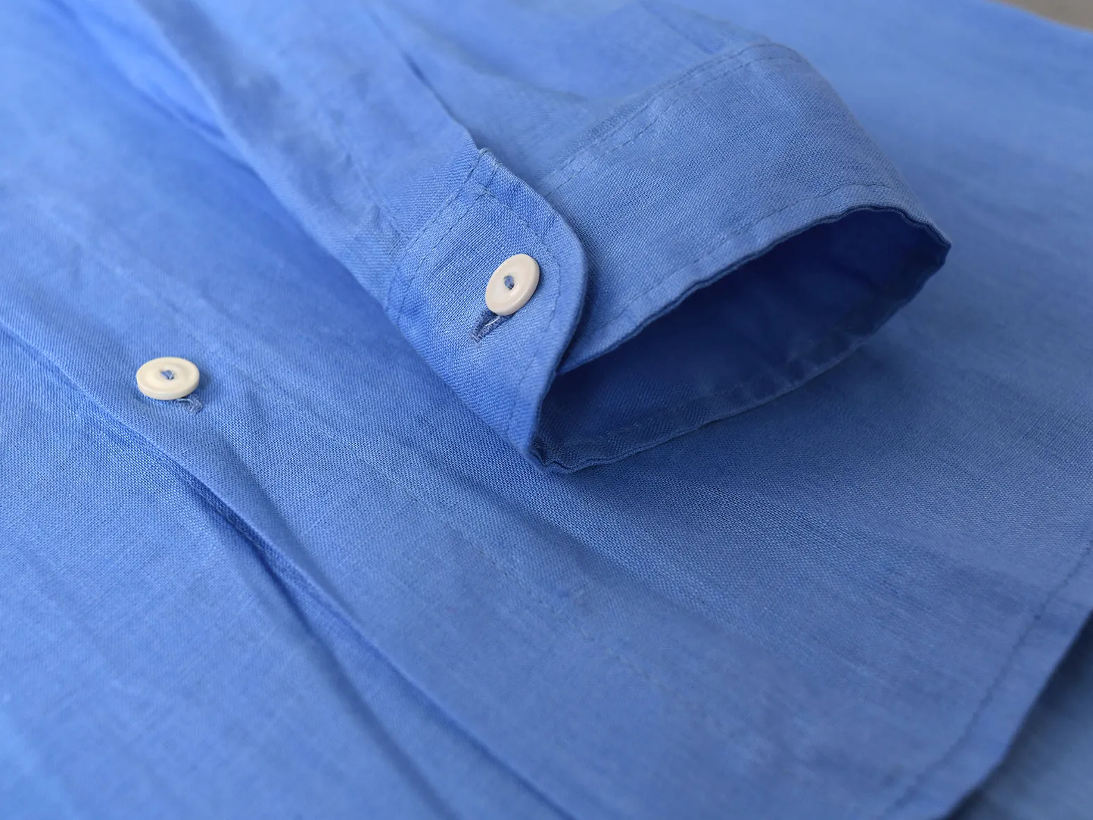 SKY BLUE. RELAXED LINEN SHIRT.