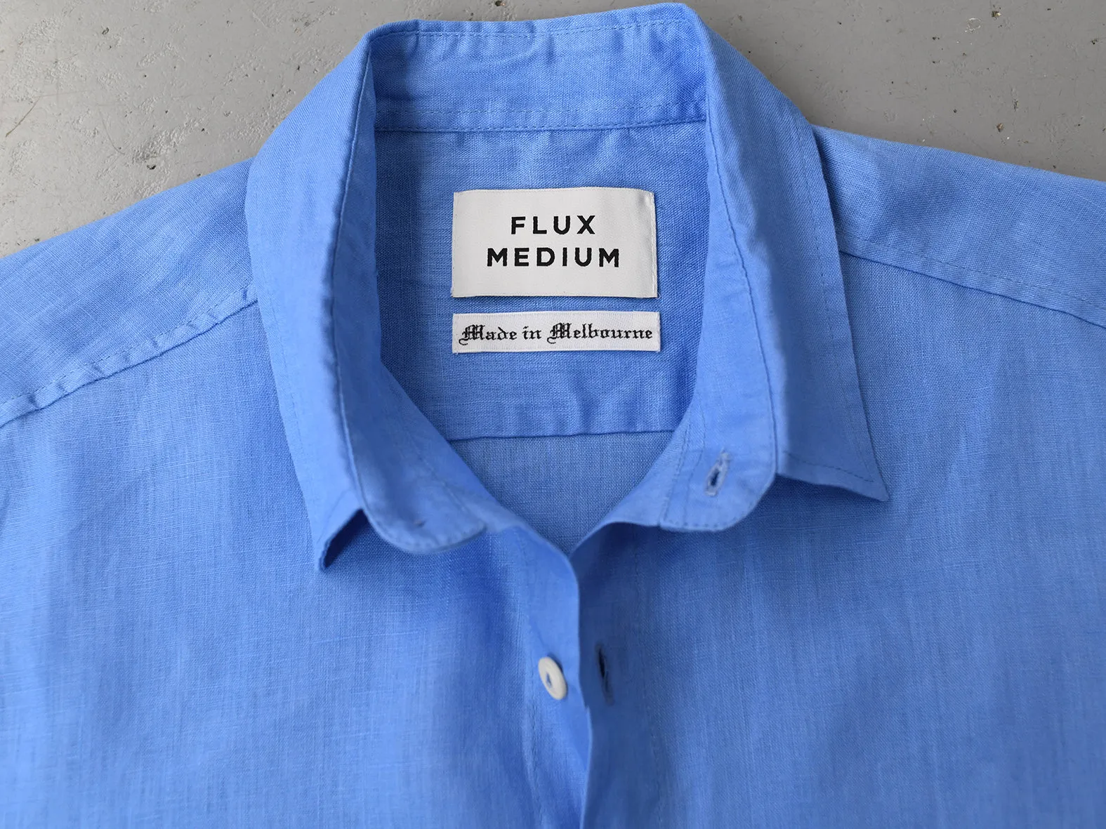 SKY BLUE. RELAXED LINEN SHIRT.